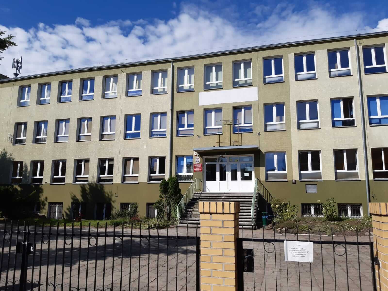 Szkoła, ul. Młodzieżowa, Brzeg Dolny